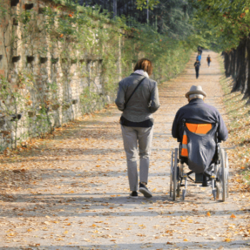 Betreuerin-begleitet-Rollstuhlfahrer