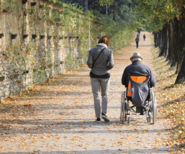 Betreuerin-begleitet-Rollstuhlfahrer